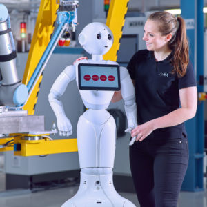 Frau mit humanoidem Roboter Pepper