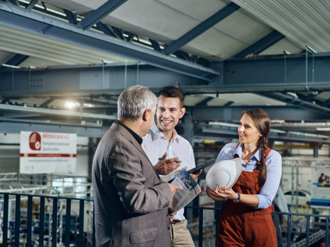 Zwei Mitarbeiter informieren Besucher